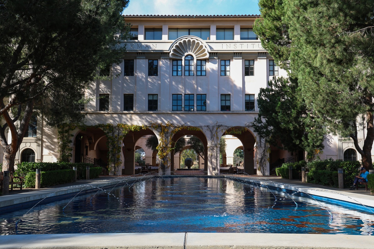 Beckman Institute reflecting pool with arched facade