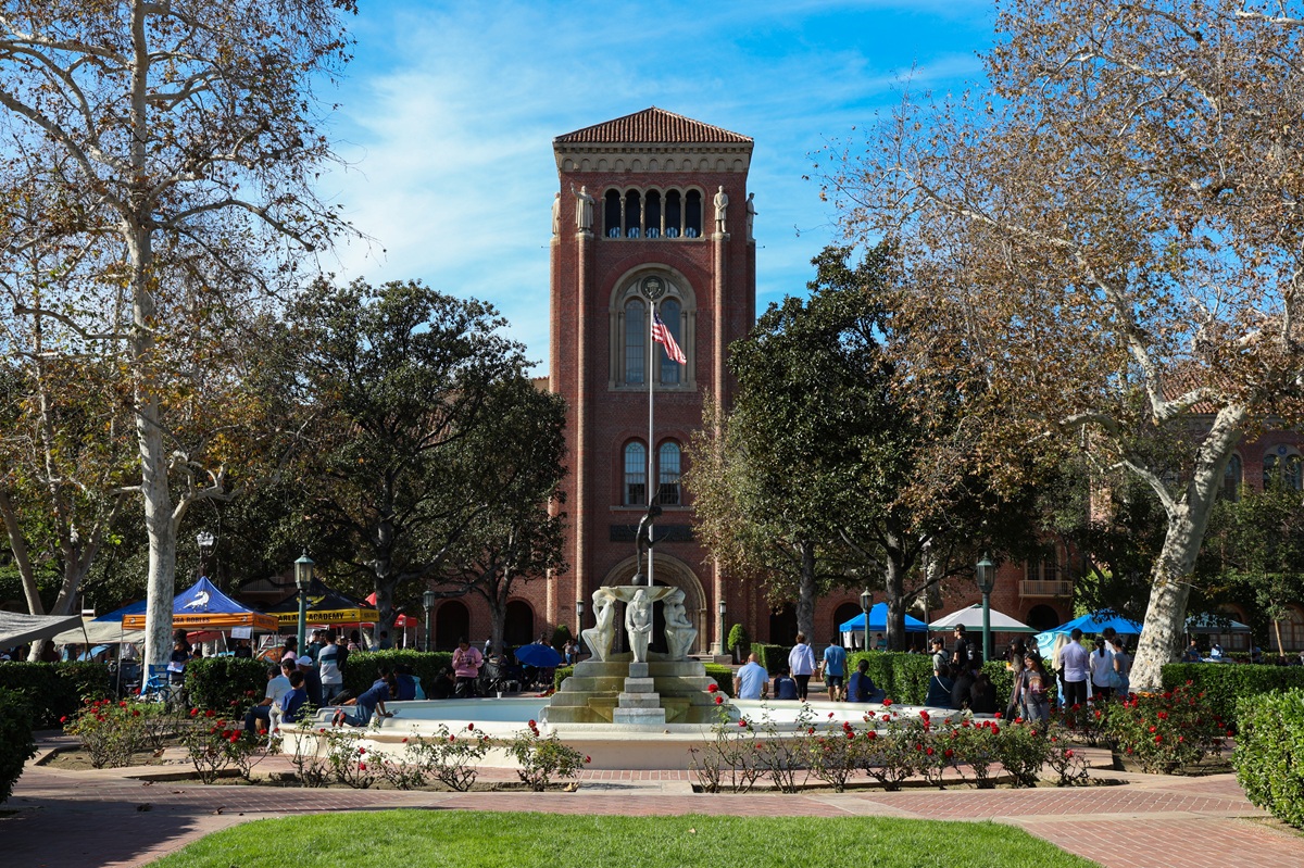 USC Alumni Park fountain with tower behind