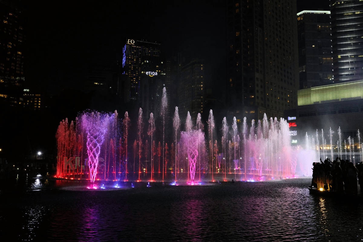 KLCC fountain light show with colored jets at night